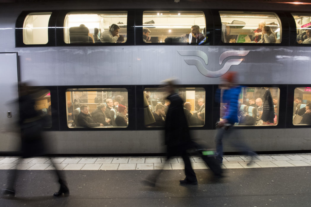 Pendlare på ett av SJ:s regionaltåg.