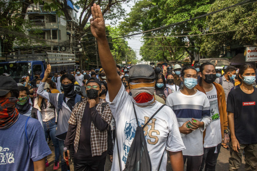 Demokratiaktivister tågar i Myanmars största stad Rangoon (Yangon) på lördagen.