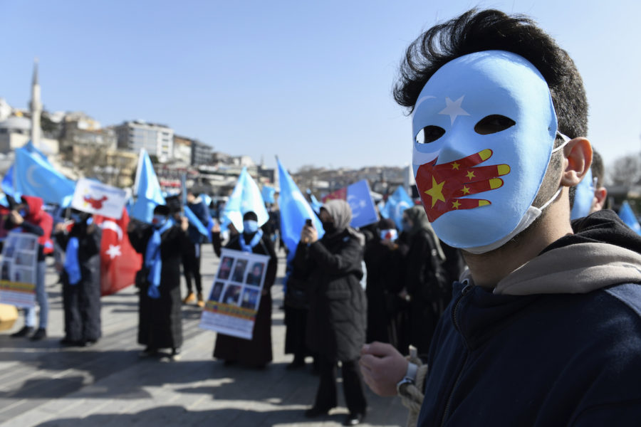 Uigurier i Turkiet protesterar i Istanbul mot Kinas agerande mot folkgruppen, 26 februari 2021.