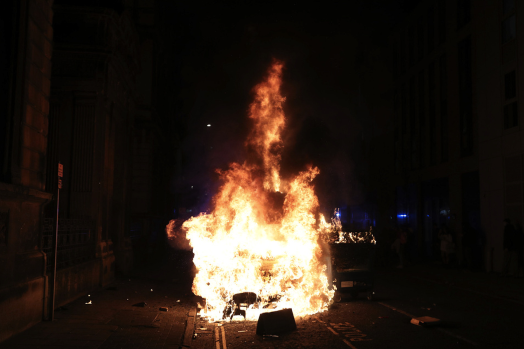 Polisen pressar tillbaka demonstranter i Bristol på söndagen.