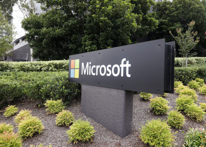 Microsofts mejlprogram Outlook har varit vägen in i tiotusentals företags datasystem.