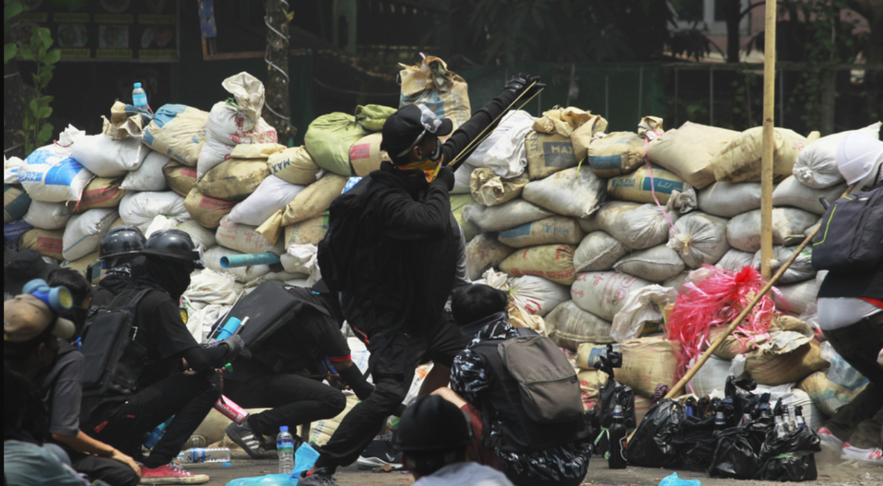 Protester mot kuppmakarna i Myanmar.