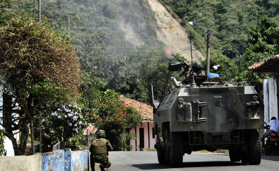 Colombiansk militär patrullerar gator.