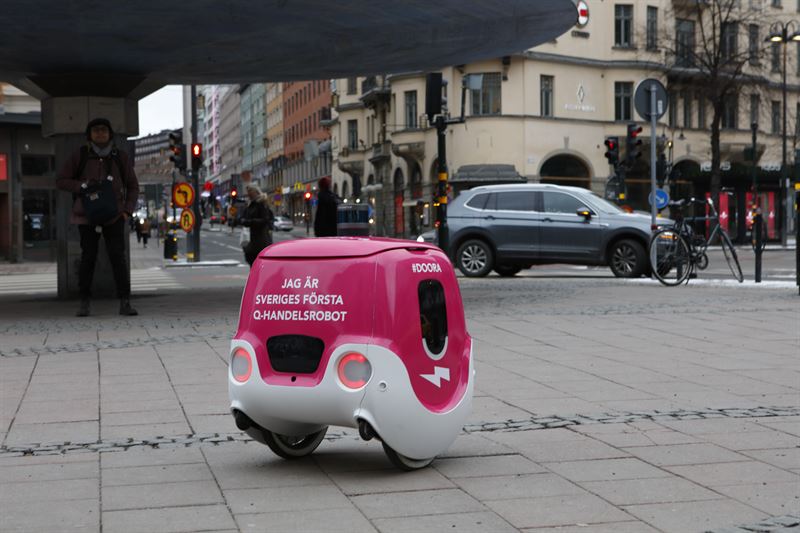 Roboten Dora är den första i sitt slag i Sverige och kommer att testköras under våren runt Stureplan i Stockholm.