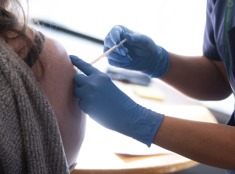 Personer med Downs syndrom har avbokats från vaccinering sedan prioriteringen av äldre skärpts, rapporterar Sveriges Radio Ekot.