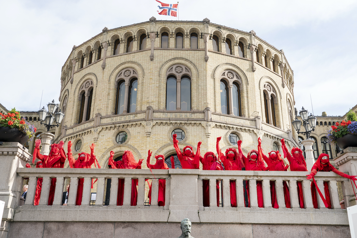 Aktivister från Extinction rebellion under en aktion vid Stortinget i Oslo mot den norska oljepolitiken.