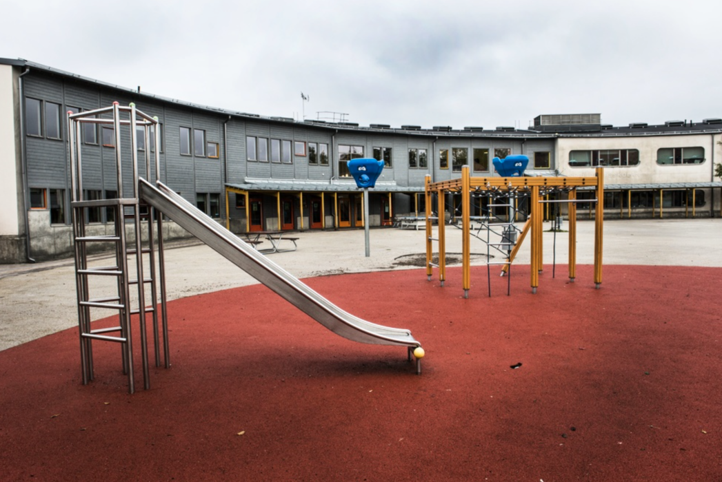 I dag går det att starta skolor utan skolgård och när tidningen Läraren ville få reda på vilka friskolor som saknar skolgård fick de avslag.