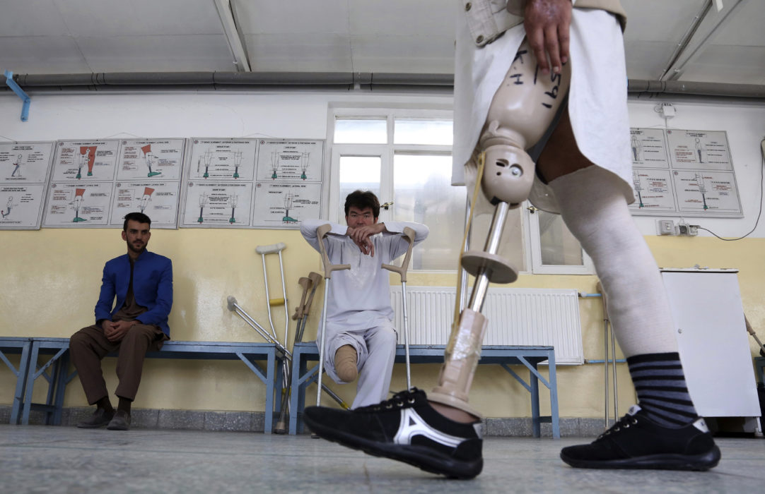 Ett offer för en landmina lär sig gå med en protes vid International Röda Korsets rehabiliteringscenter i Kabul, Afghanistan.