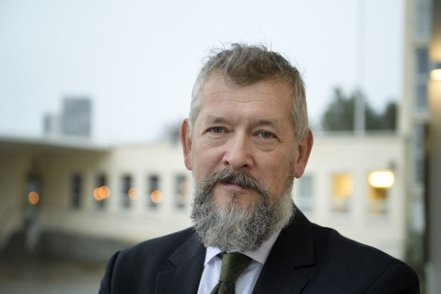 Försäkringskassans generaldirektör Nils Öberg begär mer pengar av regeringen för att kunna rätta till allvarliga brister i handläggningen av bland annat sjukskrivnas ärenden.
