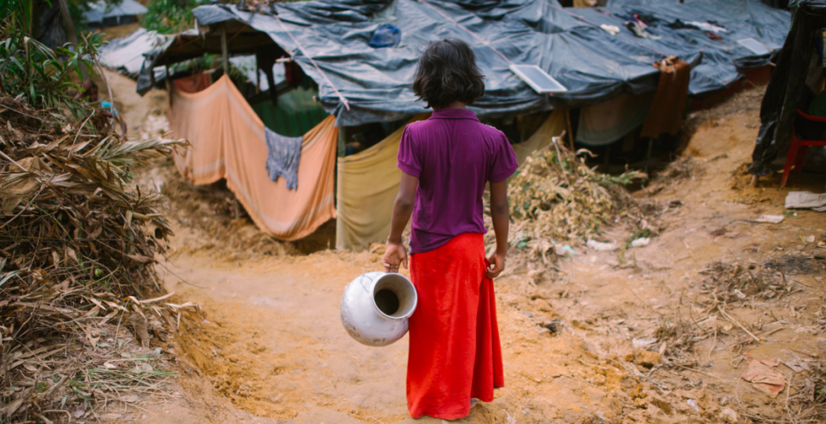 En flicka hämtar vatten i ett flyktingläger i Cox’s Bazar i Bangladesh.