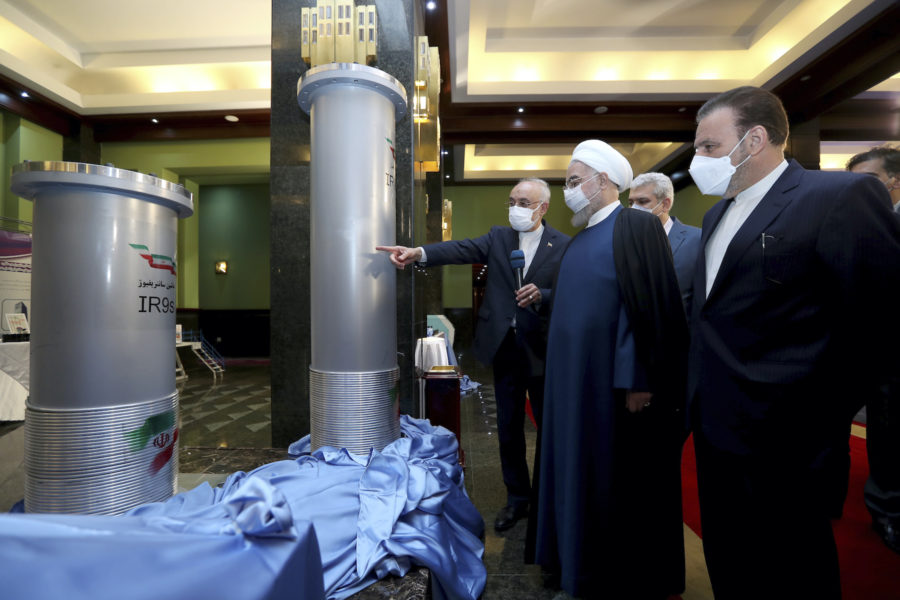 Irans president Hassan Rohani (näst längst till vänster i bild) får information om landets kärnenergiprogram av chefen för den iranska atomenergiorganisationen.