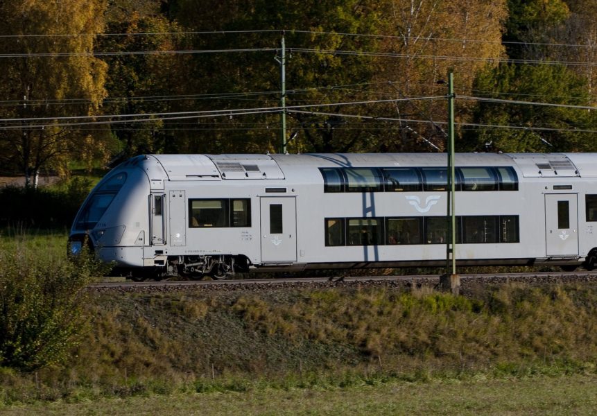 Ett av SJ:s regionaltåg som rullar i Mälardalen.