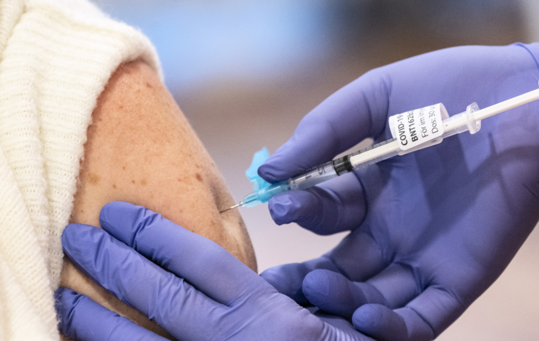 Astra Zenecas och Pfizer-Biontechs vaccin mot covid-19 minskar risken att smittas i hemmet med nästan hälften, enligt en brittisk studie.