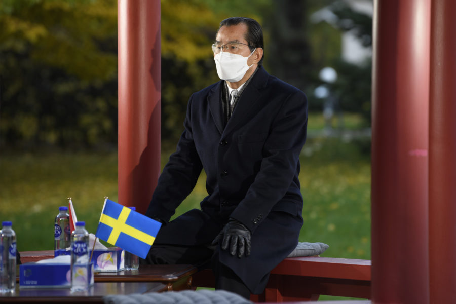 Kristdemokraterna, Sverigedemokraterna och Vänsterpartiet kräver att Kinas ambassadör utvisas från Sverige.