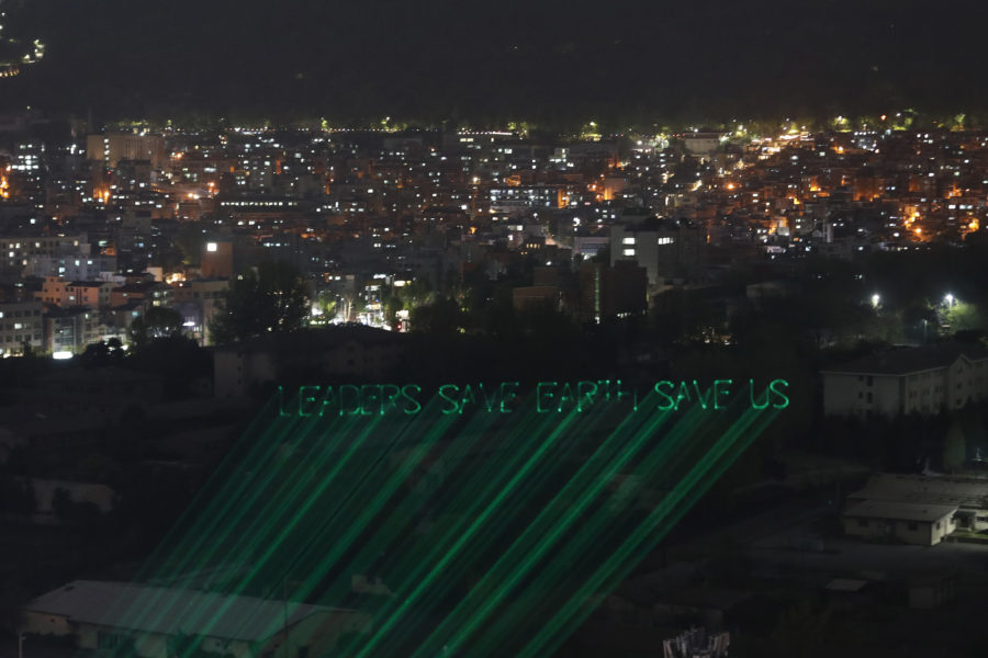 "Ledare, rädda jorden och rädda oss", står det i denna lasertext i Seoul i Sydkorea.