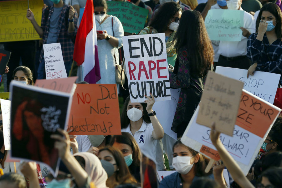Kvinnor i Pakistan protesterar mot det sexuella våldet i landet efter en uppmärksammad gruppvåldtäkt i september 2020.
