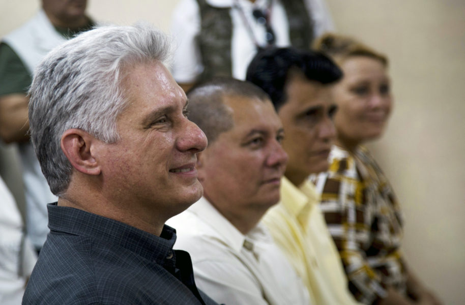 Miguel Díaz-Canel (längst fram) är ny ledare för kommunistpartiet i Kuba.