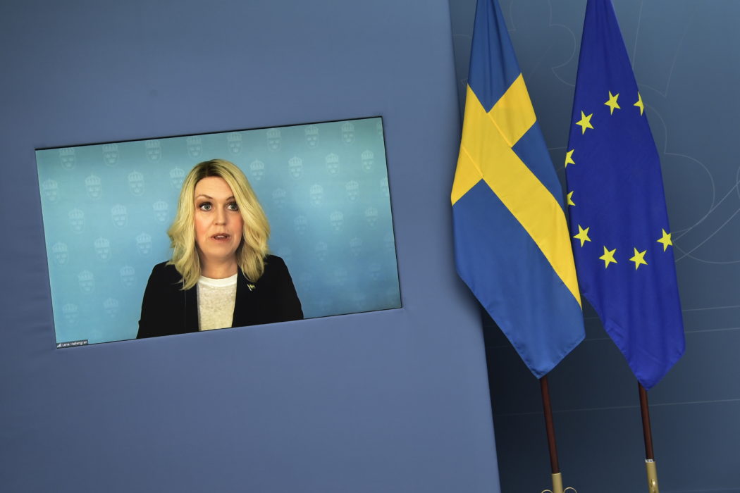 Socialminister Lena Hallengren talar under en pressträff på temat vaccin.