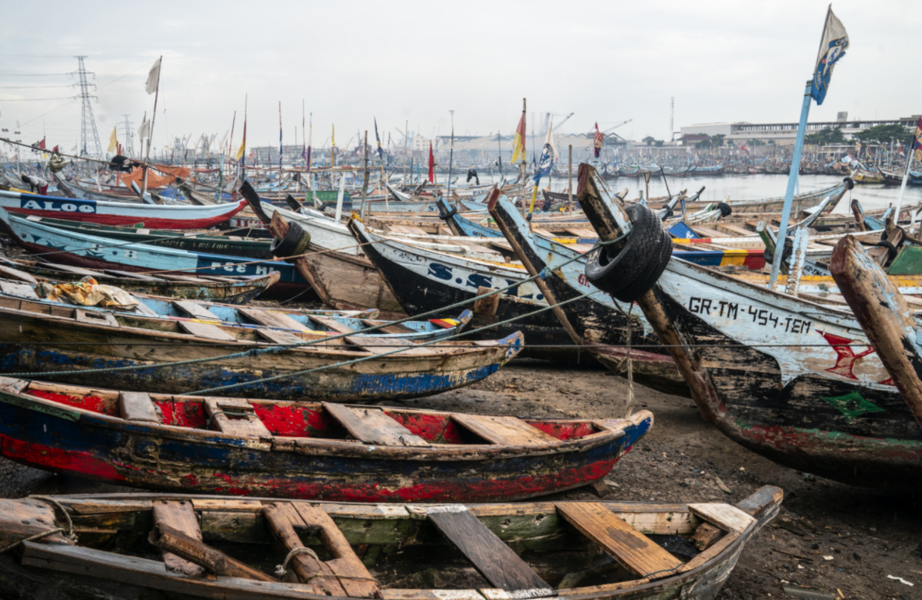 Fiskebåtar vid Accras stränder i Ghana.