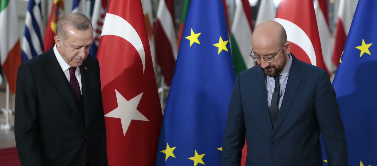 Turkiets president Recep Tayyip Erdogan (till vänster) och EU:s rådsordförande Charles Michel vid ett möte i Bryssel i mars 2020, Arkivbild.