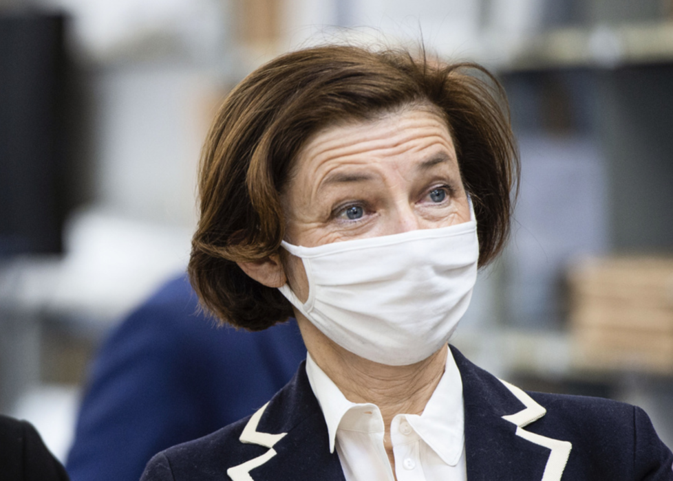 Frankrikes försvarsminister Florence Parly provoceras av ex-generaler som varnar för inbördeskrig.