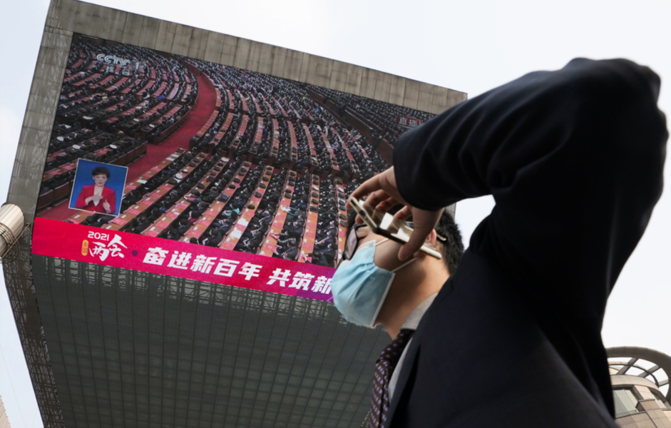 Kinas regim försöker att hålla ett hårt grepp om debatten på nätet.