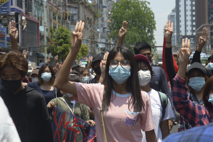 Protester i Myanmars största stad Rangoon i fredags, inför militärjuntans möte med samarbetsorganisationen Asean.