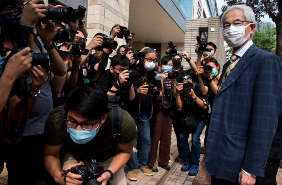 Advokaten och demokratikämpen Martin Lee anländer till domstolen i Hongkong på torsdagen.