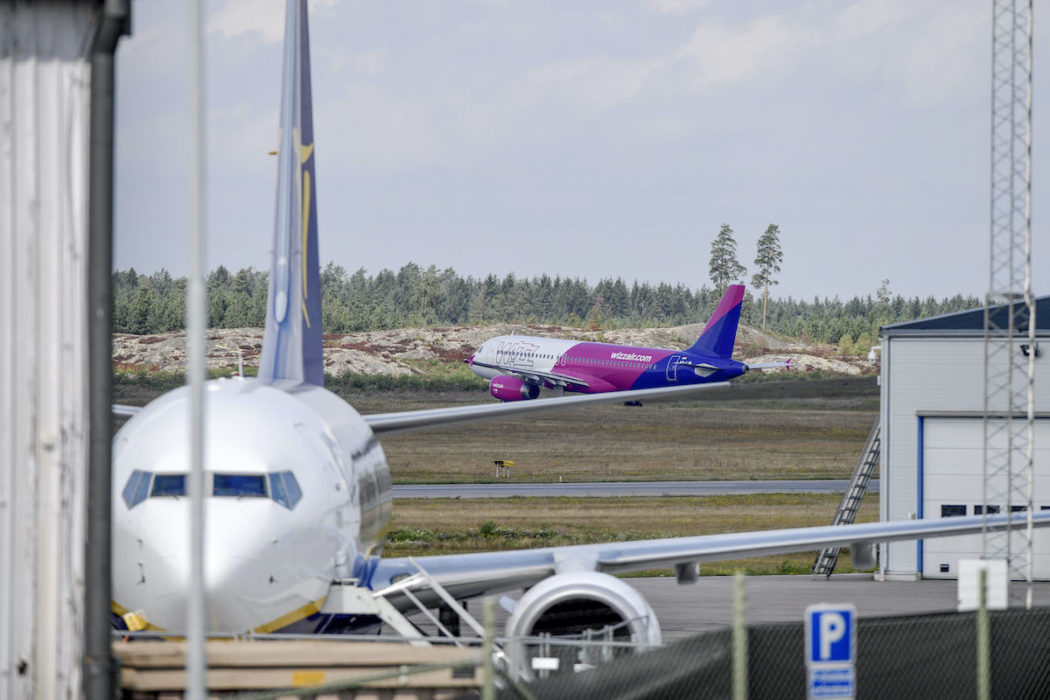 Nyköpings kommun, som äger knappt tio procent av Skavsta flygplats, har öppnat för att gå in som garant på ett lån för att rädda verksamheten.