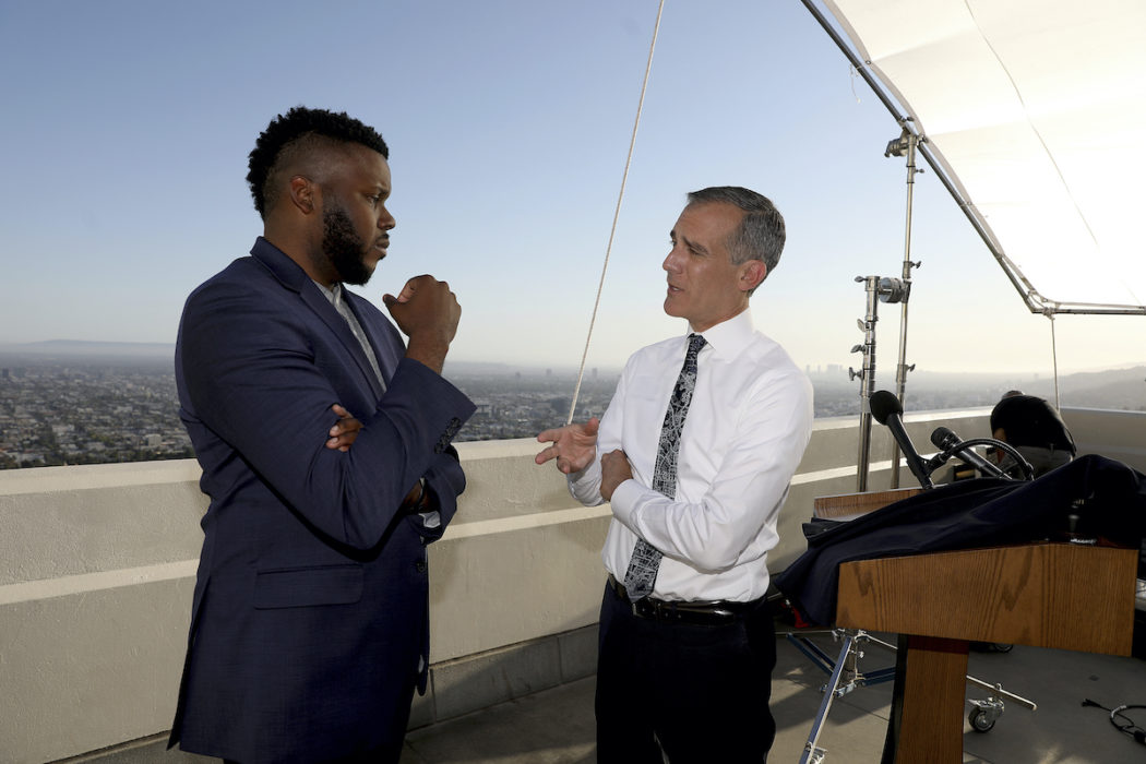 Eric Garcetti, borgmästare i Los Angeles (till höger) har inspirerats av basinkomststudien som genomfördes i Stockton där Michael Tubbs (till vänster) tidigare var borgmästare.