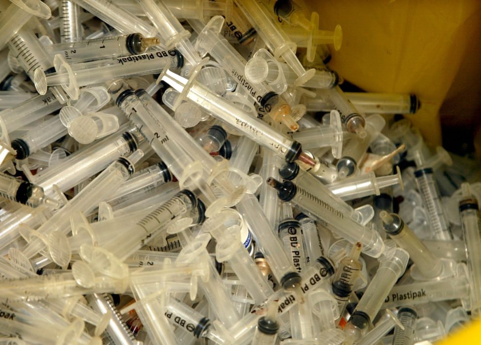 17 av Sveriges regioner har infört sprututbytesverksamhet och de flesta förskriver också naloxon som häver opioidöverdoser.