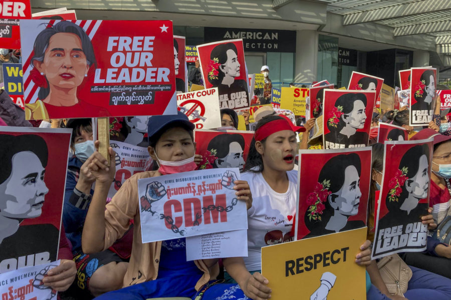 Demonstranter håller upp bilder på Myanmars avsatte civila ledare Aung San Suu Kyi i samband med en protest mot juntan i i Myanmars största stad Rangoon den 16 februari.