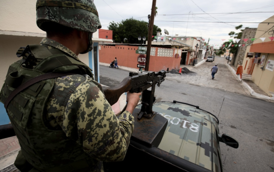 En soldat bevakar gator i den våldsdrabbade delstaten Tamaulipas i norra Mexiko.