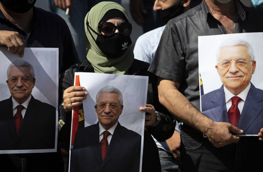 Boende i staden Tubas håller i bilder av den palestinske presidenten Mahmoud Abbas i samband med att han meddelade att val skulle hållas under 2021.