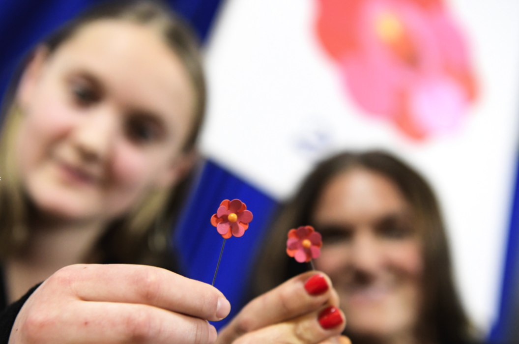 12-åriga Elin Eisele från Alingsås presenterar 2020 års blomma med generalsekreterare Tove Lindahl Greve.
