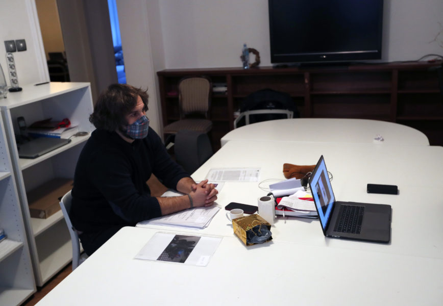 Nikola Kovacevic pratar med Hamid Ahmadi i Tyskland från sitt kontor i Belgrad.