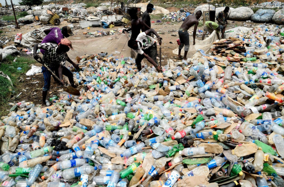 Ihopsamlad plast sorteras i Lagos norra utkanter.
