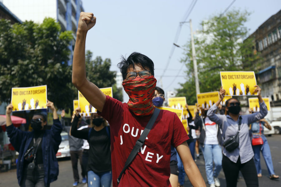 Demonstranter protesterar mot militärjuntan Myanmar.