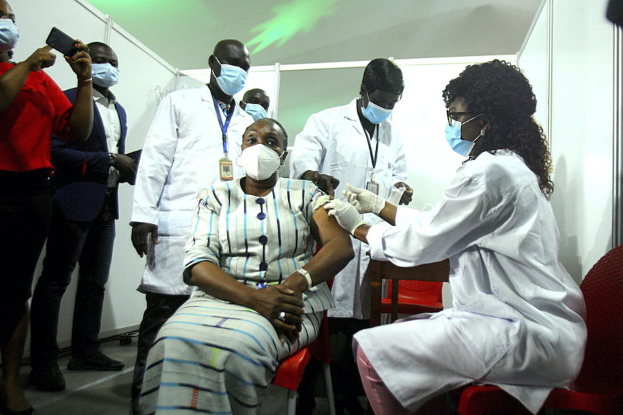 En ivoriansk kvinna vaccineras mot covid-19.