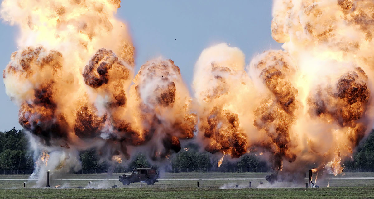 En simulerad bombfällning från Jas Gripen i samband med en stridsuppvisning på F17 i Kallinge 2019.