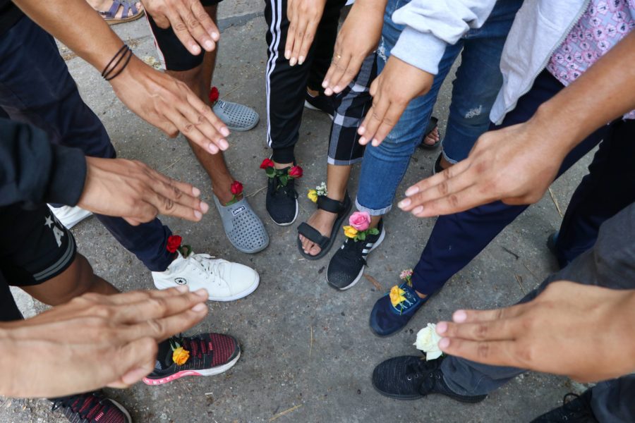 Demokratidemonstranter gör den regimkritiska trefingersymbolen under en demonstration i Rangoon under torsdagen.