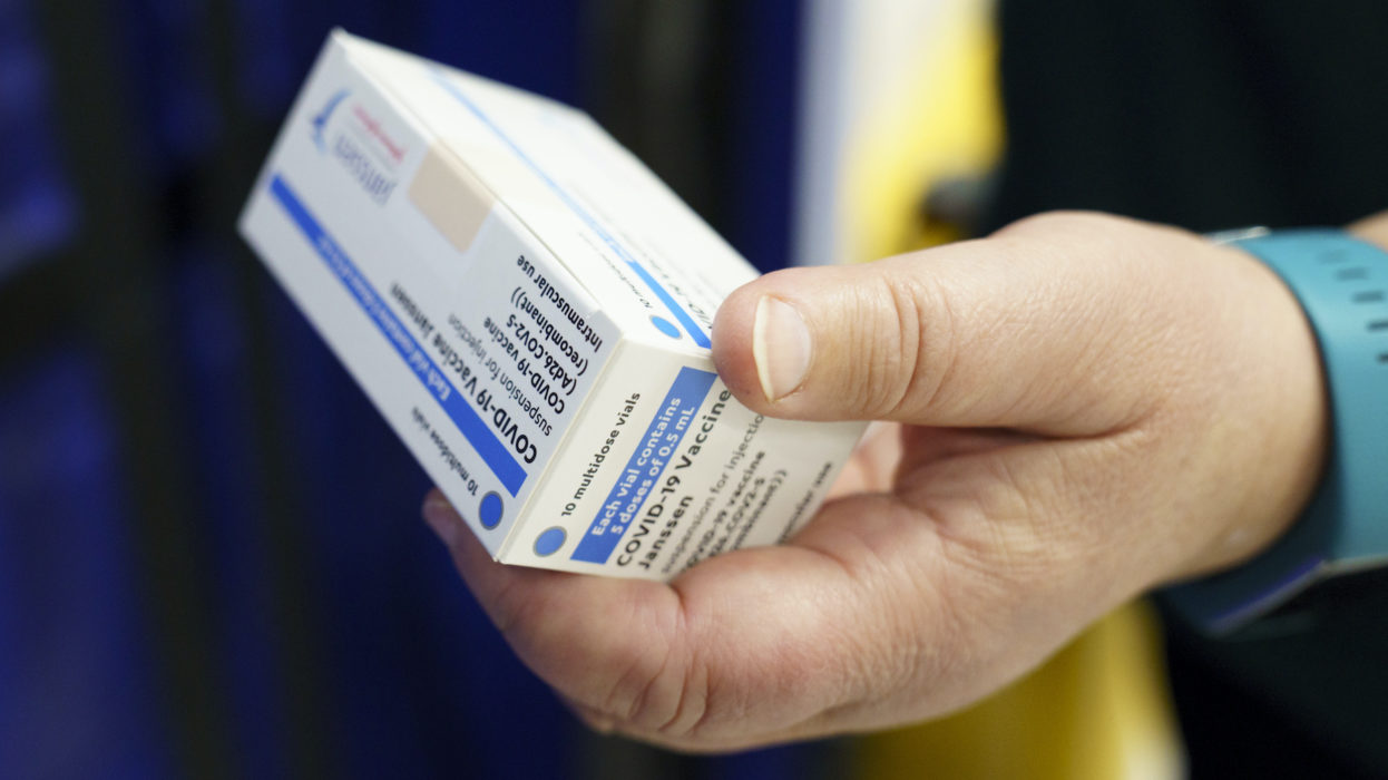 En ask med Janssen-vaccin mot covid-19 som levererats till Norge.