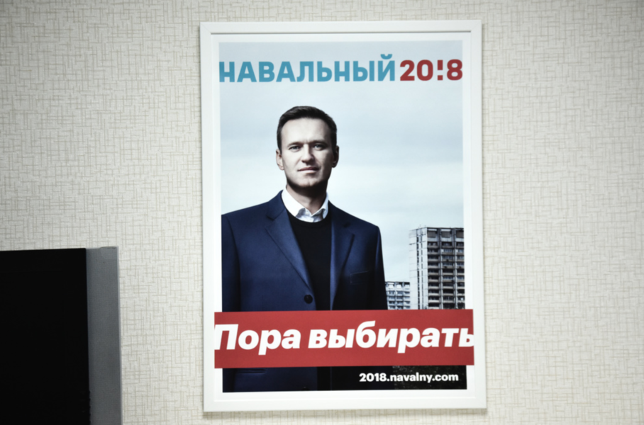 Den ryske fängslade regimkritikern Aleksej Navalnyj på en valaffisch 2018.