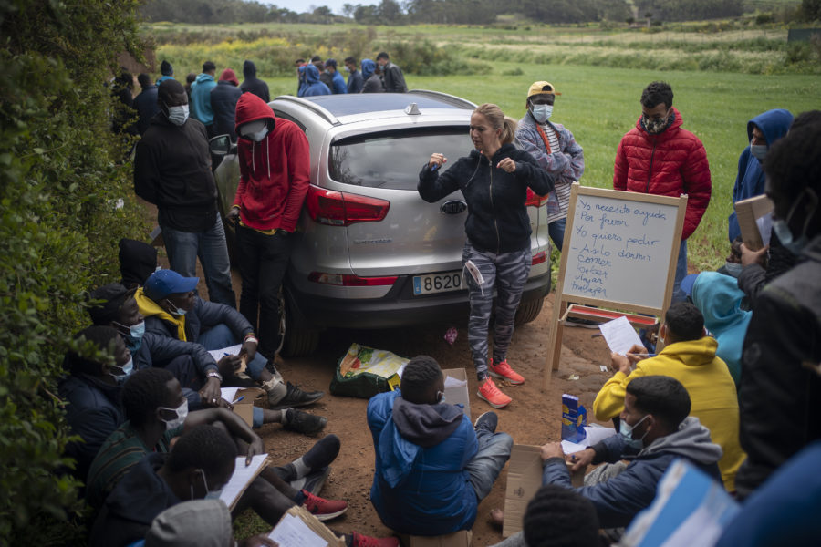 Spanskaundervisning på Terneriffa, en av de öar som sett en stor ökning av antalet flyktingar som anländer efter en svår resa från Nord- eller Västafrika.