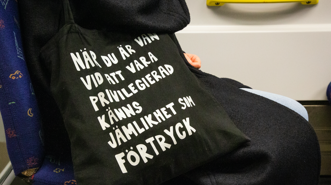 Om du inte vill köpa en ny kasse, varför inte måla ditt eget buskap på en som du redan har? Foto: Helena Landstedt/TT.
