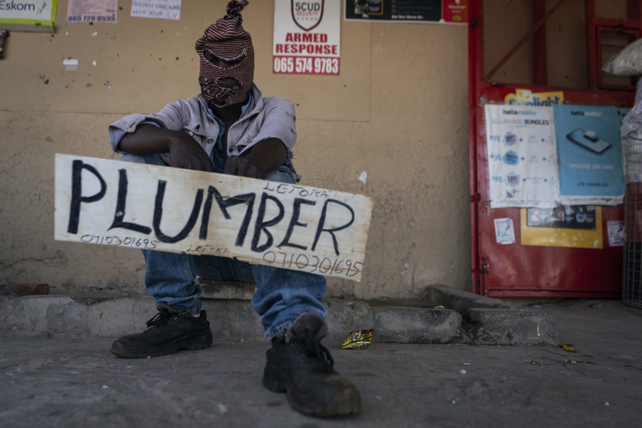 En arbetslös rörmokare söker arbete i Johannesburg i Sydafrika i oktober 2020.