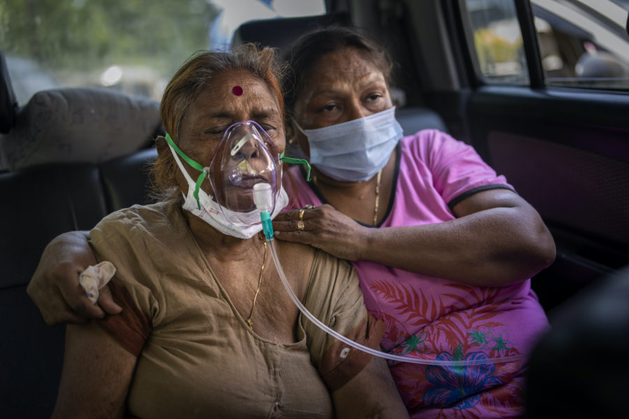 En patient får syrgas i en bil i New Delhi.