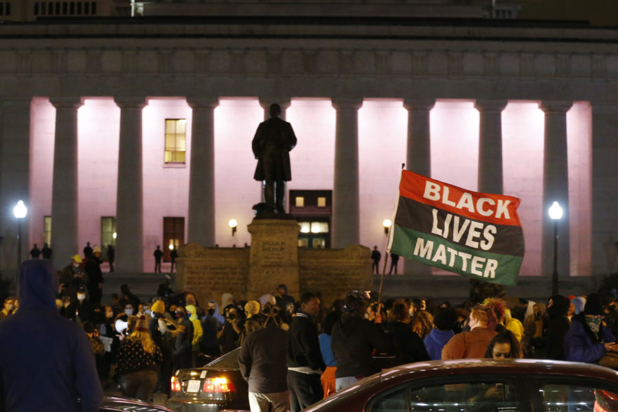 Demonstranter samlades utanför stadshuset i Columbus i delstaten Ohio, USA, under natten mot onsdagen.