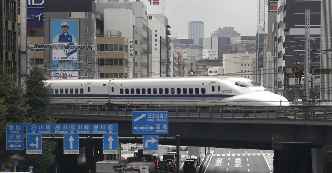 Höghastighetståget shinkasen på väg in på Shimbashi station i Tokyo.