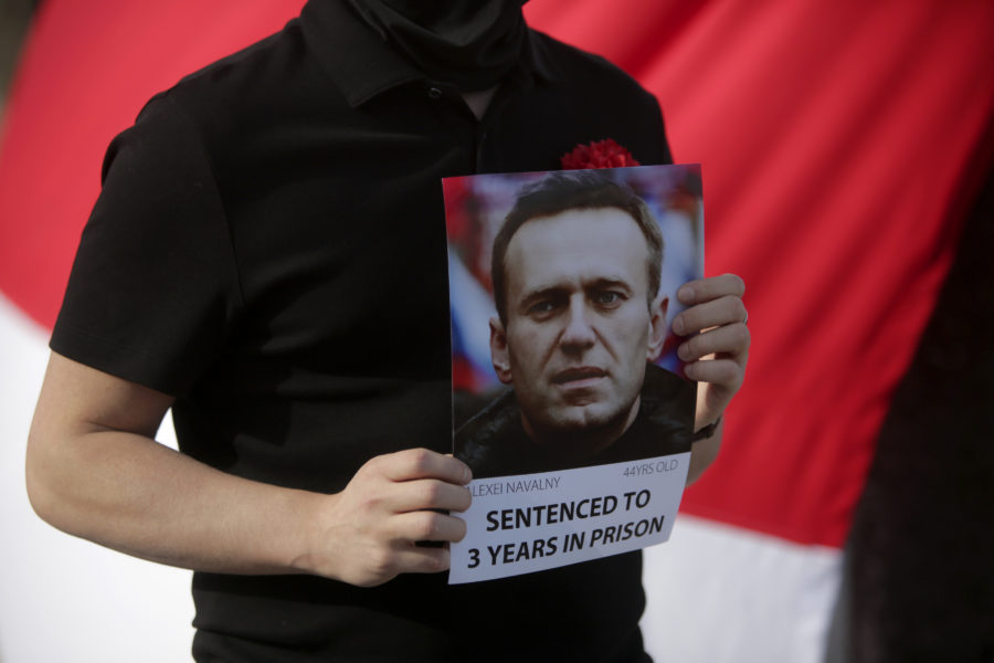 En anhängare håller upp ett foto på den fängslade ryske oppositionspolitikern Aleksej Navalnyj vid en demonstration i Lissabon.